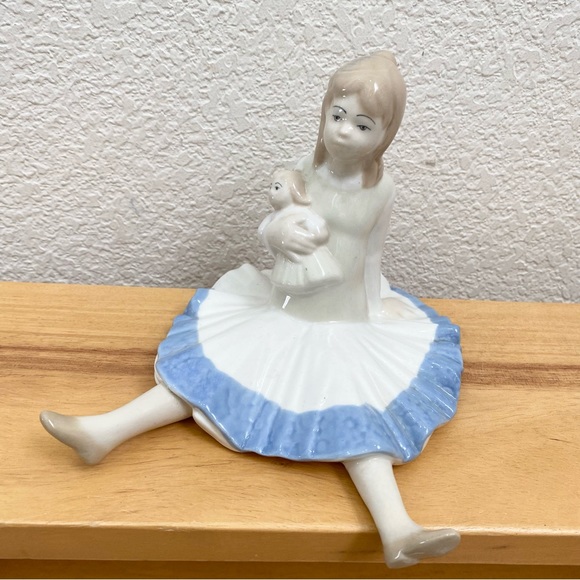 Vintage D’ART S.A. Blue/White Porcelain Sitting Girl Holding A Doll Figurine - Picture 1 of 14
